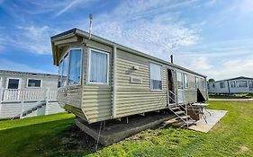 Lovely Caravan By The Beach In Pakefield, Suffolk Ref 68007Cl